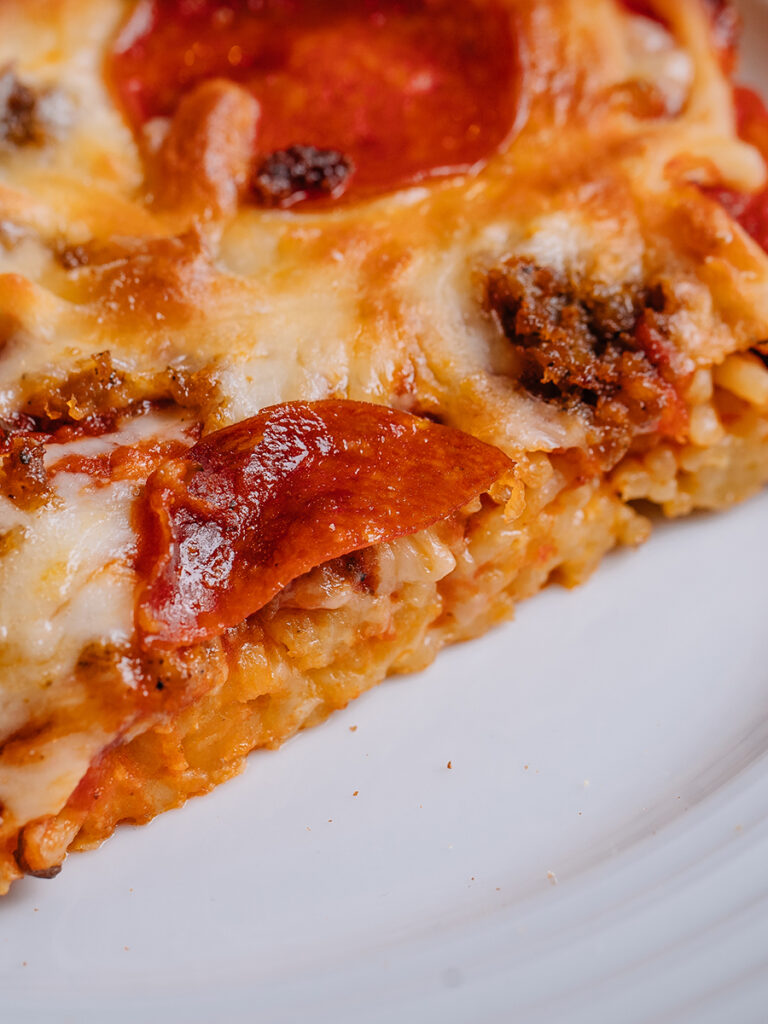 A layer of spaghetti noodles, then sauce and topped with pizza toppings and pepperoni make this pizza spaghetti bake so good.