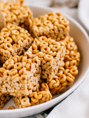 A close up these delicious chewy peanut butter cheerio bars in a serving dish.