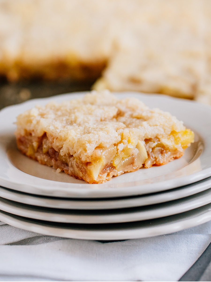 Une seule tranche de courgettes tendres sucrées à la cannelle coupées et cuites sur une délicieuse croûte maison prête à être savourée !