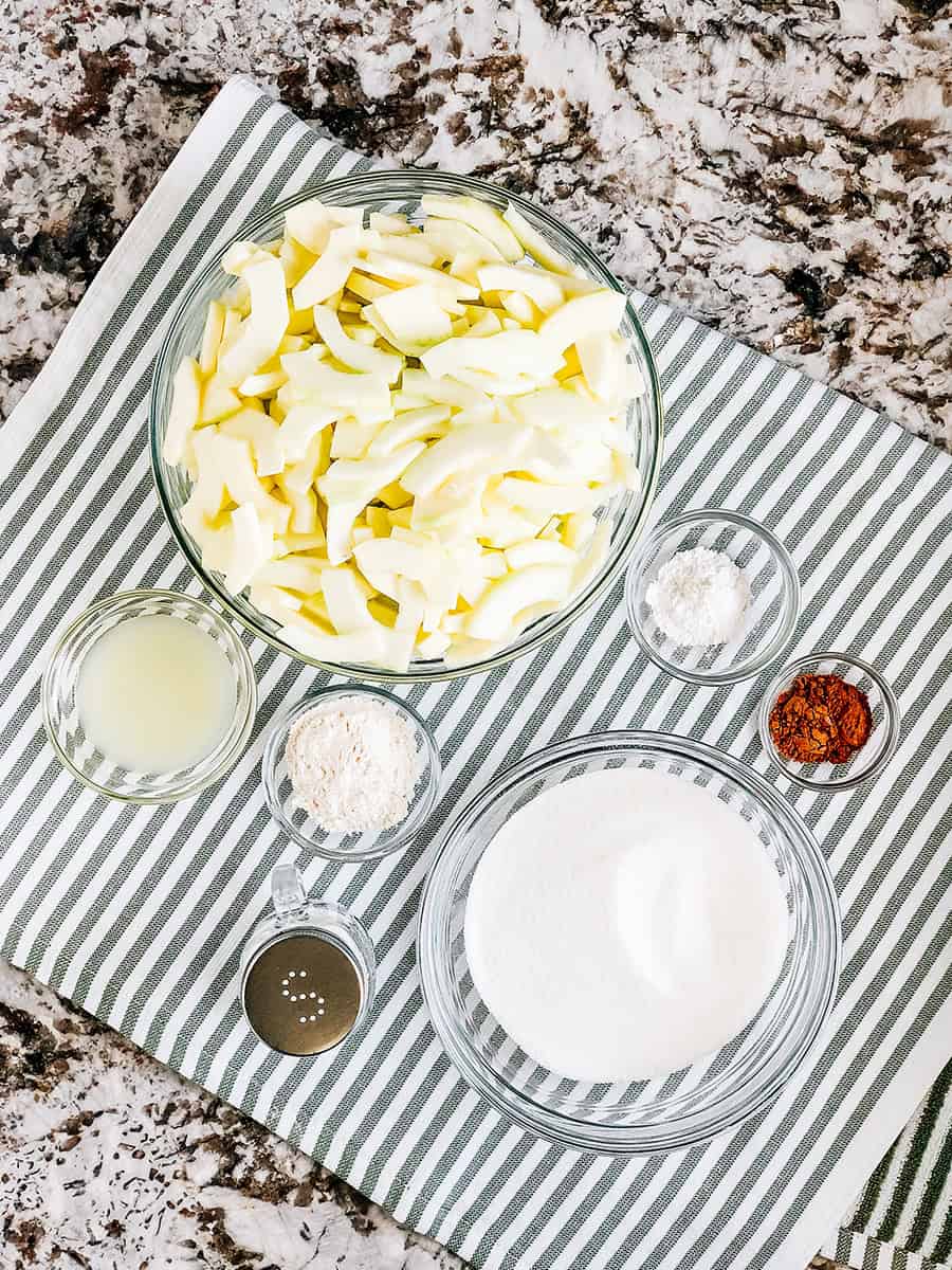 Les ingrédients de la garniture pour un dessert de tarte aux pommes fausse fait avec des courgettes.