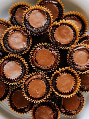 Chewy brownie on the outside and soft sweet peanut butter cup on the inside are these amazing peanut butter cup brownie bites.