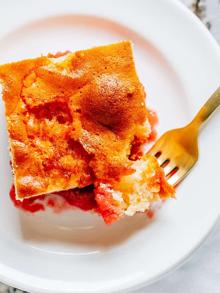 This is easy rhubarb cake idea ready to be enjoyed!